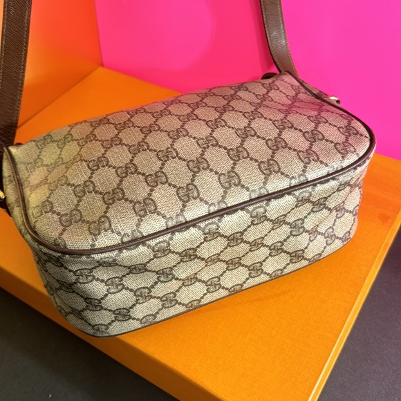 Gucci GG logo crossbody bag a beautiful and clean Gucci bag - Picture 5 of 17